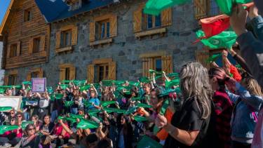 Los pañuelos verdes estarán hoy con distanciamiento social pero con el lema Ni Una Menos presente. Archivo