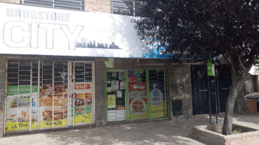 Lo descubrieron vendiendo alcohol a menores y atacó a los inspectores