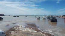 Imagen de Conductores sorprendidos por pleamar extraordinaria en Piedras Coloradas