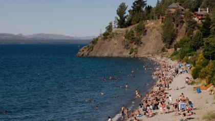 La gente aprovechó la ola de calor para volcarse a las playas (Archivo). 