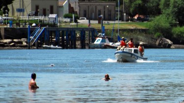 Buscan a un hombre que desapareció mientras se bañaba en el río Negro