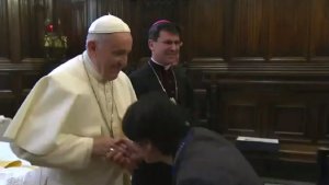 La insólita reacción del Papa Francisco cuando los fieles intentan besar su anillo