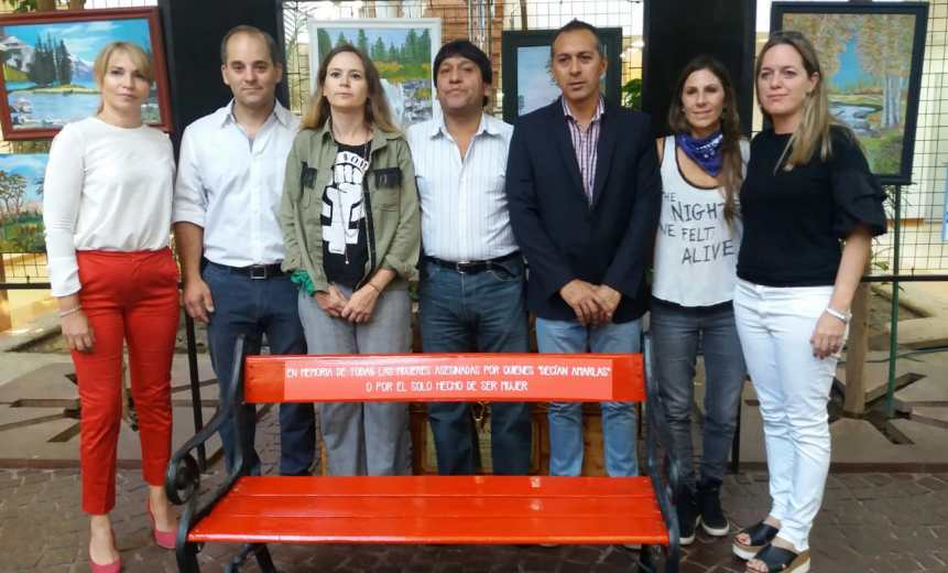 El banco rojo en memoria de las víctimas de femicidio quedó instalado en el patio del Concejo Deliberante. (Gentileza)