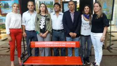 Con un banco rojo recuerdan a las víctimas de femicidios en Neuquén