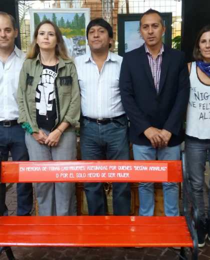 El banco rojo en memoria de las víctimas de femicidio quedó instalado en el patio del Concejo Deliberante. (Gentileza)