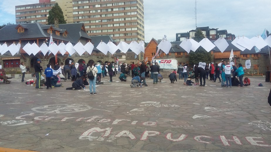 Repintada de pañuelos en el Centro Cívico de Bariloche.