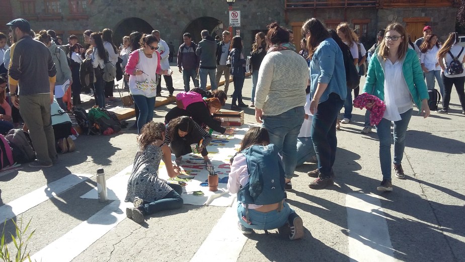 Estudiantes y profesores se manifestaron en el Centro Cívico.