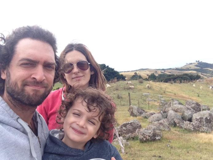 Julia junto a Alcides y Aldo, dejaron su via en Neuquén para construir su futuro en Nueva Zelanda. (Gentileza).-