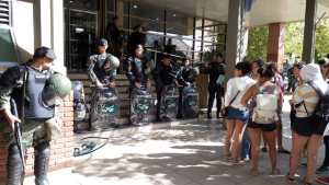 Unos 50 gendarmes custodian los Tribunales Federales en Roca