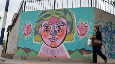 Las mujeres que miran desde los paredones neuquinos