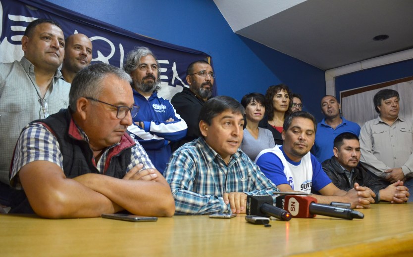 Santiago Baudino y Carlos Quintriqueo en conferencia de prensa hoy (foto Yamil Regules)
