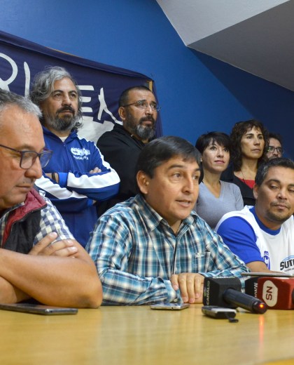 Santiago Baudino y Carlos Quintriqueo en conferencia de prensa hoy (foto Yamil Regules)