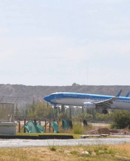 El aeropuerto internacional de la capital neuquina será la pista de aterrizaje para la conexión estadounidense.  Foto: Yamil Regules. 