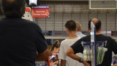 Diez cajeros por mes son agredidos por consumidores en Neuquén