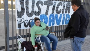 Madre desesperada se encadenó para pedir justicia por la muerte de su hijo