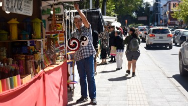 Exposiciones en los sectores de feriantes en el centro y luces electrónicas en la costanera a partir de las 20 (archivo)