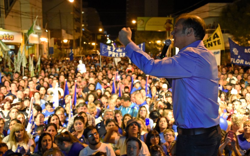 El gobernador Omar Gutiérrez festeja el triunfo con sus militantes (Foto: Florencia Salto)