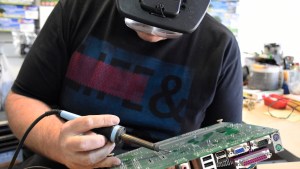 Repararán computadoras a cambio de un alimento no perecedero en Neuquén