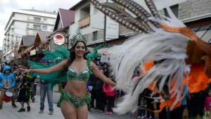 Plumas, brillo y mucho ritmo en el carnaval de Bariloche