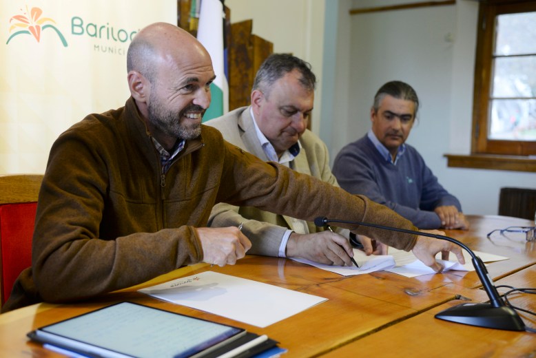 El ministro Guillermo Dietrich firmó el aporte al transporte. (Foto: Alfredo Leiva)