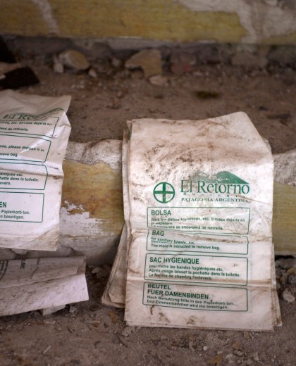 Documentación de la hostería se encuentra entre escombros y material de construcción suelto. (Foto: Alfredo Leiva)
