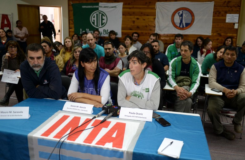 Trabajadores de INTA junto al director local, Mario Sarasola, denunciaron la situación del organismo. (Foto: A. Leiva)