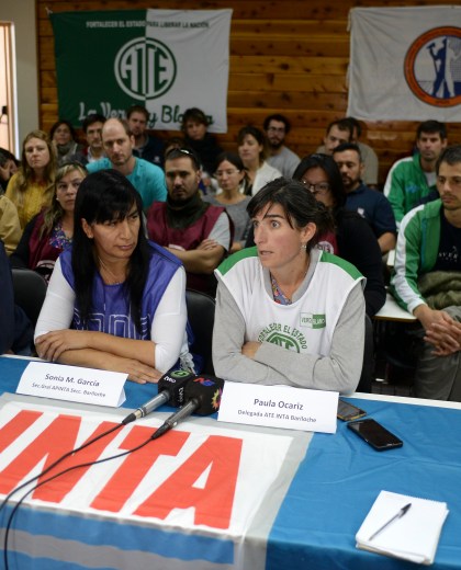 Trabajadores de INTA junto al director local, Mario Sarasola, denunciaron la situación del organismo. (Foto: A. Leiva)