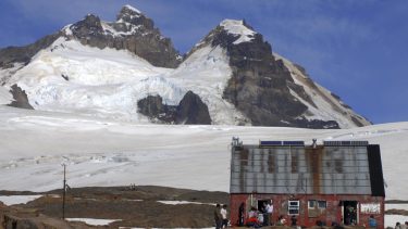 El refugio Otto Meiling está en el cerro Tronador y es uno de los más costosos esta temporada. (Foto: Archivo)