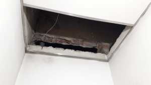 Parte de un cielo raso cayó sobre una maestra de Neuquén