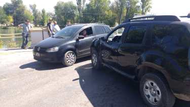 Iba a una audiencia por amenazas con armas de fuego, se cruzó con un corte y sacó un revolver