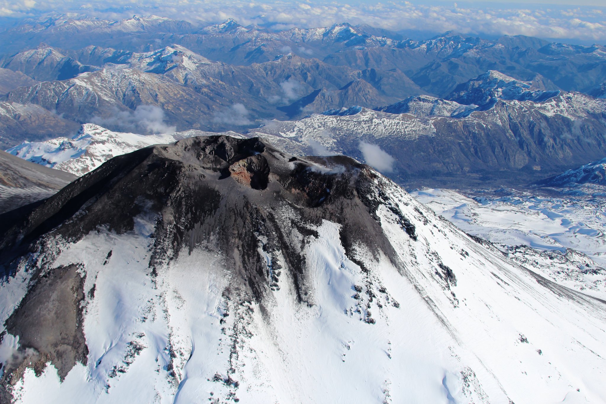 El Complejo Volcánico Nevados de Chillán registró tres explosiones desde ayer. Foto archivo: @biobiochile