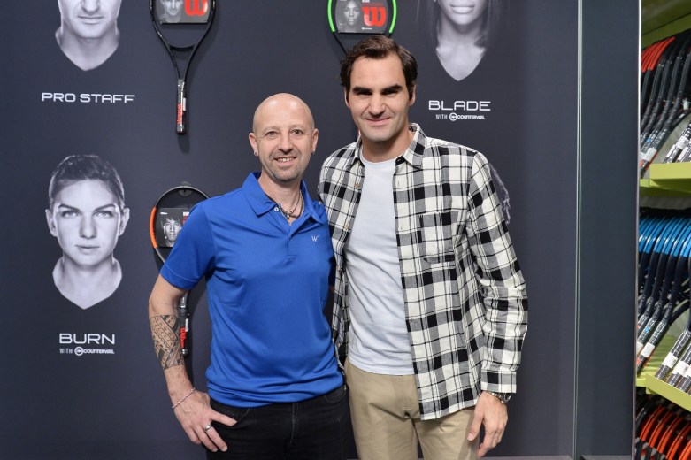 Federico Büker con el gran Roger Federer, en una visita del suizo a Londres.