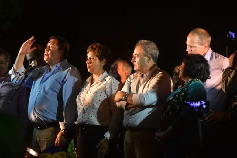 Weretilneck junto a Carreras, Pesatti y Palmieri anoche en el acto de Fernández Oro.