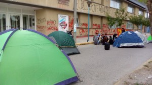 Estudiantes de la toma acampan frente a la Universidad de Río Negro en Roca