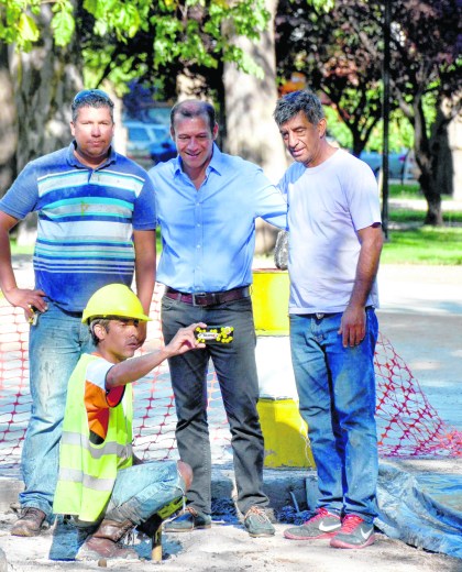 Tras la entrevista pasó a saludar a un grupo de trabajadores que lleva adelante un obra municipal en la esquina de Córdoba y Ministro González. (Yamil Regules)
