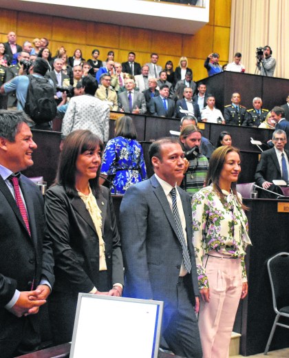 Cuatro de los nueve ministros actuales posaron para la foto en el discurso de Omar Gutiérrez en la Legislatura (foto Florencia Salto)