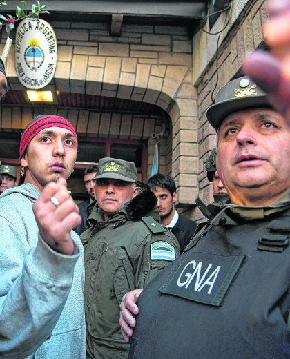 En el 2017, Fausto había salido triunfal del juzgado Federal de Bariloche tras estar cuatro días preso. Ayer regresó a la cárcel.  