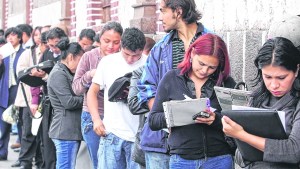 La desocupación bajó al 6,2% en el segundo trimestre, pero el 37% de los asalariados trabaja en negro