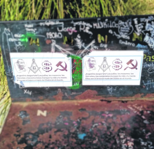 Los carteles estuvieron en bancos del Parque Central.  Foto: Daia Neuquén