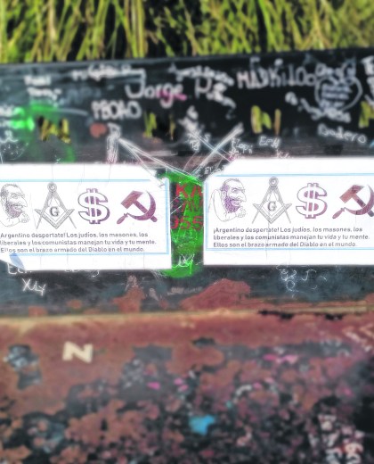 Los carteles estuvieron en bancos del Parque Central.  Foto: Daia Neuquén