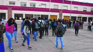CEM 9 de Roca: volver a clases en un colegio prestado