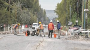 Roca: Caos en el tránsito por el recambio cloacal en calles Jujuy y Güemes