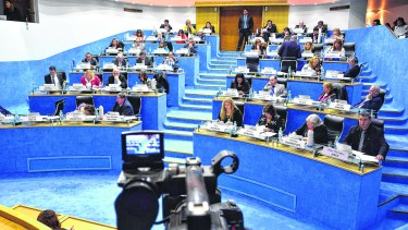 ¿Un legislador tiene que ganar lo mismo que un docente?