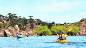 Celebraron carnaval con un paseo en canoa por el río y el lago Pulmarí