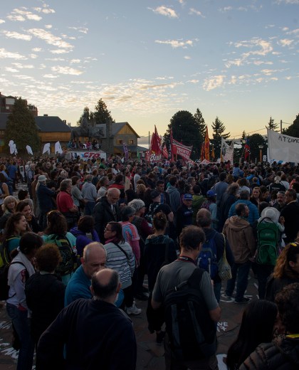 Los manifestantes coparon la plaza del Centro Cìvico al caer la tarde. (Marcelo Martínez)