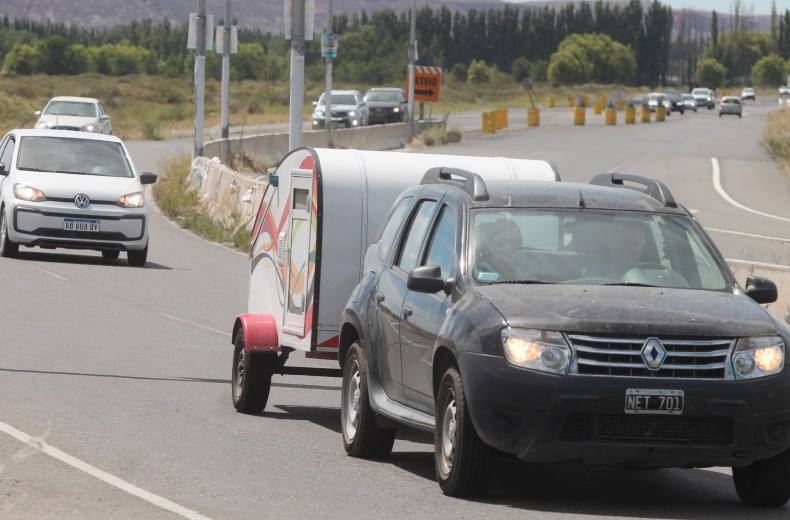 El viernes y el sábado la Ruta 22 estuvo plagada de autos rumbo a al interior de la provincia. (Foto: Oscar Livera.-)