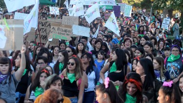 Masivas marchas por el #8M colmaron las calles y ciudades de la región