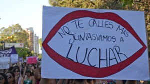 Alertan que un acusado de abusar a una adolescente enseña básquet en Cinco Saltos