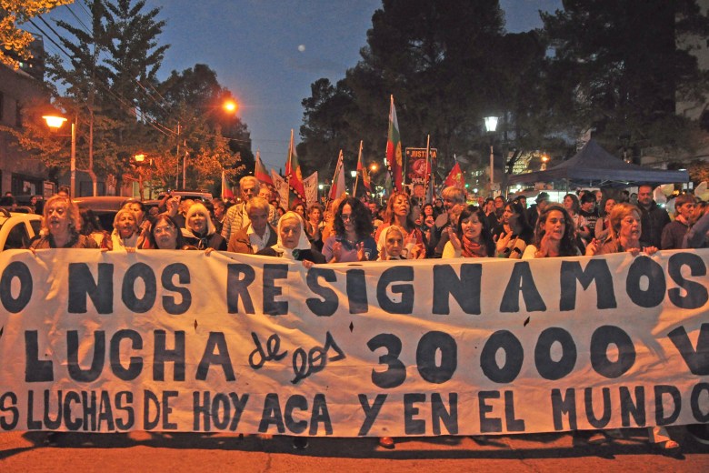 Organizaciones de derechos humanos, partidos políticos, sindicatos y organizaciones sociales se sumaron a la convocatoria que se concentró en el centro de la ciudad. (Foto: Juan Thomes).