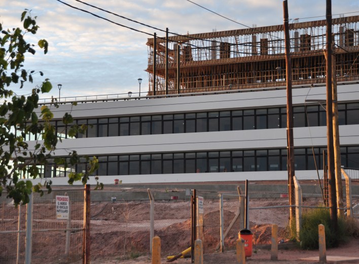 Un sector está terminado pero los trabajos continúan en el edificio posterior de cuatro pisos.  (Foto: Juan Thomes).